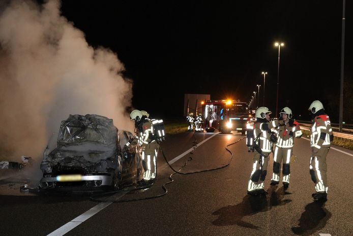 De auto moest geblust worden na een botsing met een vrachtwagen op de A59 bij Waalwijk.