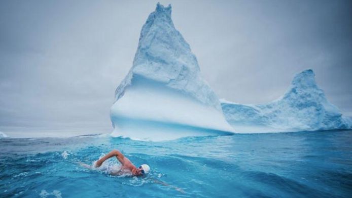 Lewis Pugh trotseert het ijskoude water bij Antartica.
