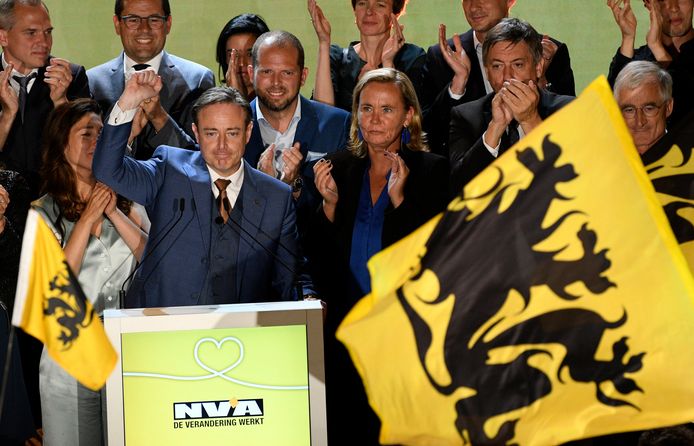 Alle kopstukken van N-VA, met voorzitter Bart De Wever in het midden, tijdens zijn speech na de verkiezingen van 26 mei 2019