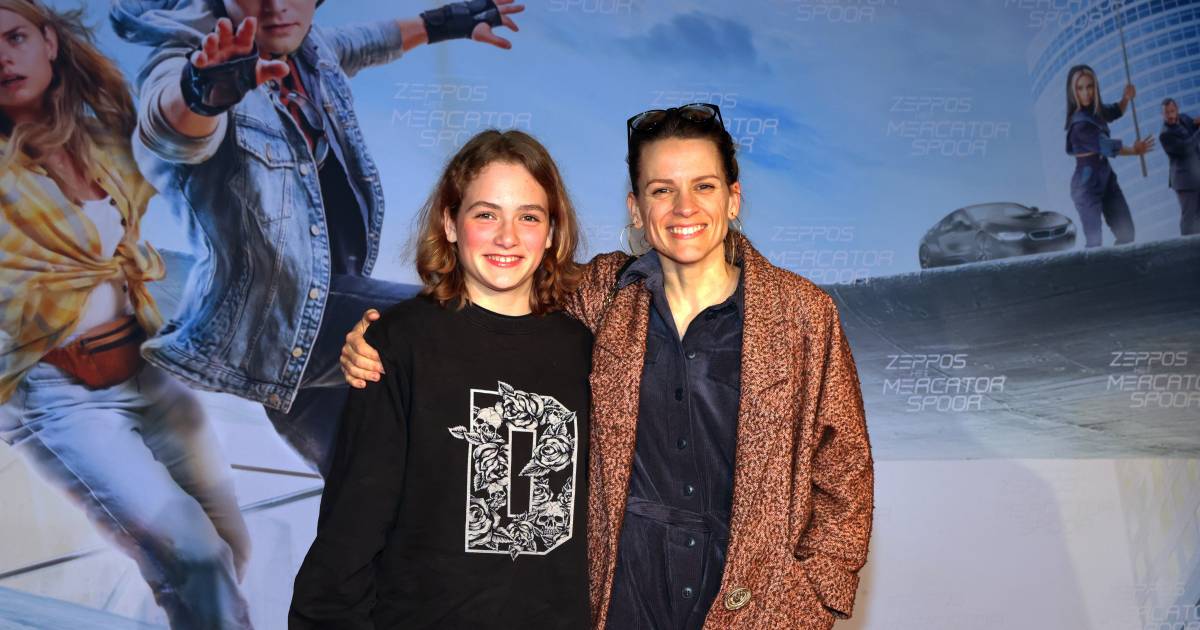 nel quadro.  Phil Bitenes posa per la prima volta con sua figlia alla premiere di ‘Zeppos’ |  spettacolo