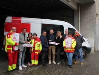 Blind Getrouwd deelnemers Joren en Brecht geven aftrap aan pleisterverkoop Rode Kruis Lennik-Gooik