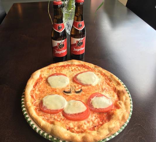 De Pizza Enschede met twee Jupiler-bier
