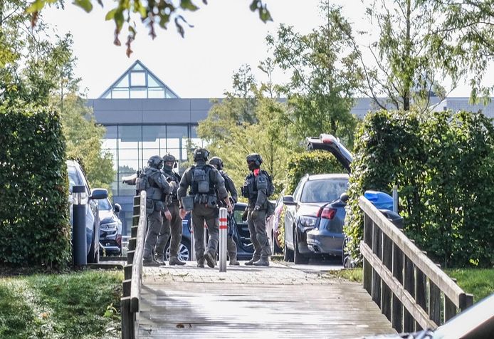 De gespecialiseerde eenheden van de federale politie, vlak na hun aankomst in Kortrijk waar melding was gemaakt van 'een mogelijk gewapende jongeman' op de terreinen van Hogeschool Vives