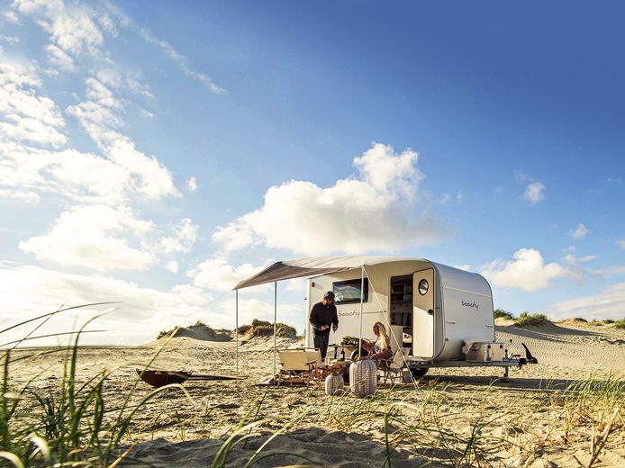 De Beachy 420 van Hobby is een compacte lichtgewicht caravan die is ingericht met natuurlijke materialen.