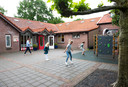 De St. Bonifatiusschool in Haarzuilens, waar ook de baronessen als kind op hebben gezeten.