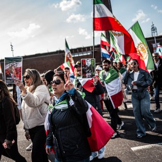 Iranians and Jews demonstrate together for Iran at Stadionplein: ‘At least Trump is doing something’