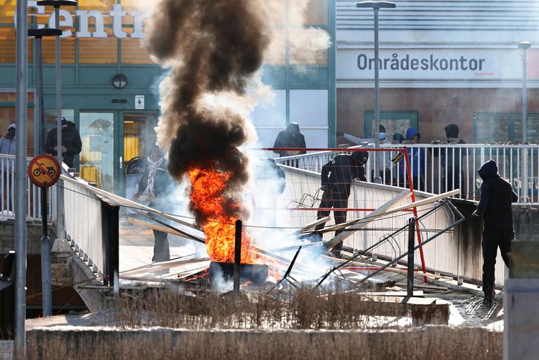 Tre persone hanno sparato durante violenti disordini in Svezia per l’incendio del Corano, si preoccupano per giorni