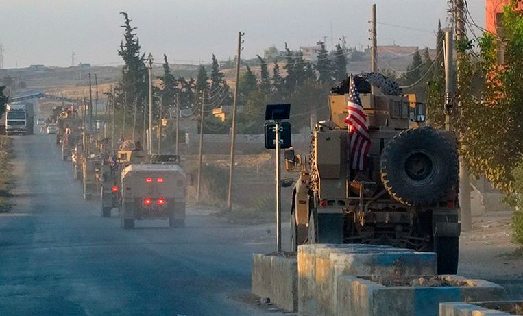 Amerikaanse troepen vertrekken uit het noordoosten van Syrië. Beeld AP
