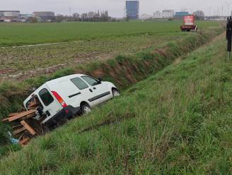 Bestuurder belandt in gracht langs E17, lichtgewond afgevoerd