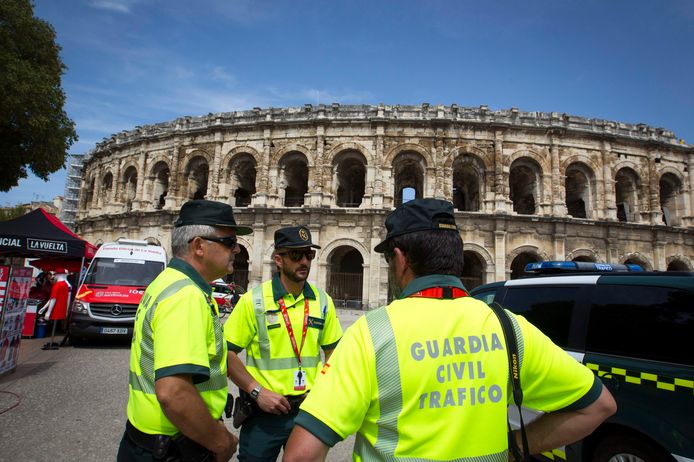 Leden van de Spaanse Guardia Civil bij de arena in Nimes waar de start van de Vuelta is.