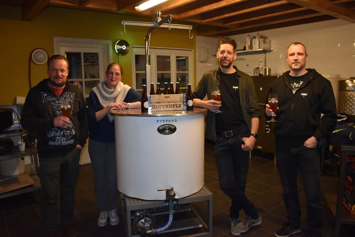 Toon Verheijen van De Kleine Strijders, An Aerts van Thuisbrouwerij Florik, Jeroen Van Loon en Benny Brees van Hopperfly aan de ketel waarin het nieuwe bier gebrouwen wordt.