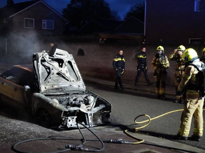 40 jaar oude Audi gaat in vlammen op in Ermelo, politie vermoedt brandstichting