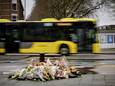 Bloemen en knuffels op de Vleutenseweg, op de plek waar een 7-jarig meisje door een aanrijding met een stadsbus om het leven is gekomen. Haar 5-jarige broertje raakte zwaargewond.