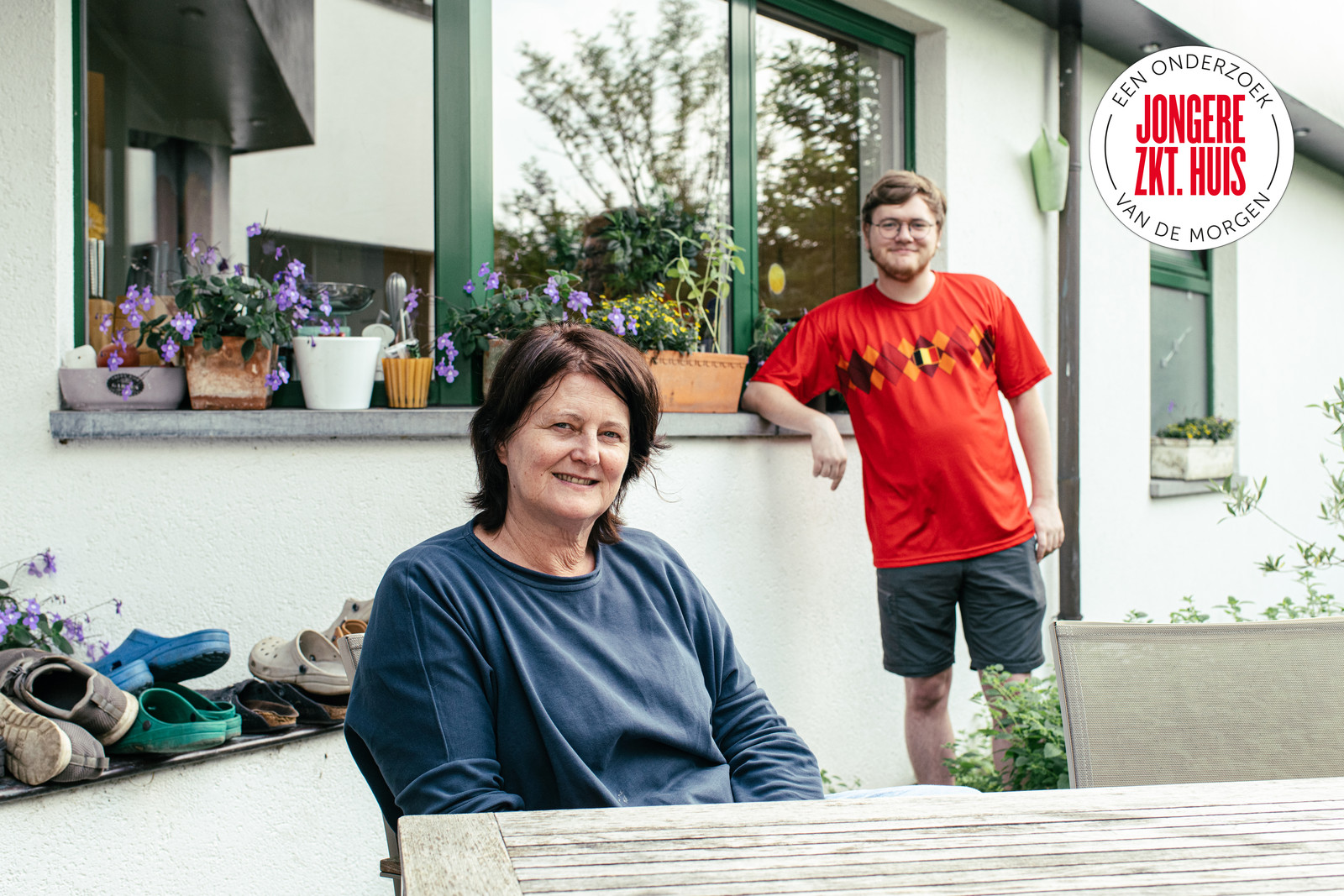 Roos Quintijn kocht in 1989 haar woning in Lede voor omgerekend 65.000 euro, nadat zij en haar man eerst drie jaar huurden van haar schoonouders. Haar zoon Kamiel (26) kocht onlangs een instapklaar appartement met terras in het centrum van Mechelen aan 200.000 euro. Beeld Tine Schoemaker