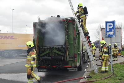 Vuilniswagen op A2 begint te roken, brandweer grijpt op tijd in
