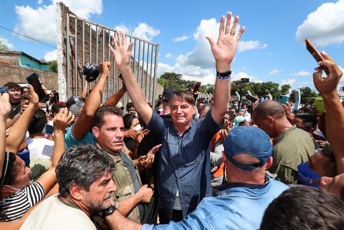 De Braziliaanse president Jair Bolsonaro mengde zich zonder mondmasker tussen het volk in de stad Senador La Rocque in de staat Maranhao.