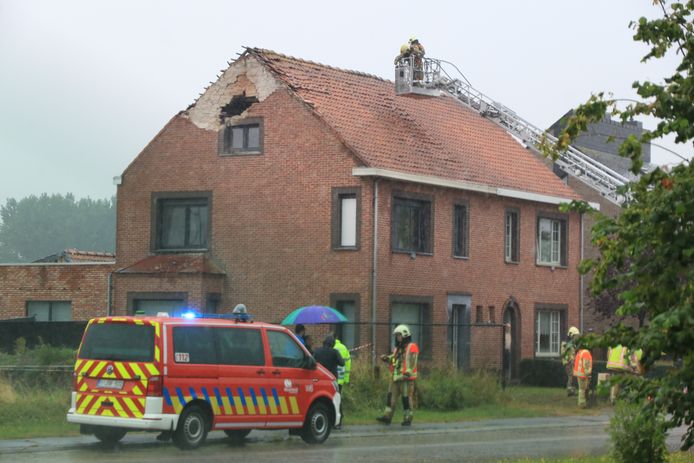De woning in de Neerstraat werd getroffen door een zware blikseminslag.