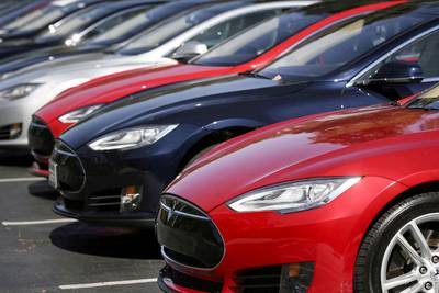 Amerikaans verkeersagentschap onderzoekt remproblemen bij rijhulpsysteem van Tesla