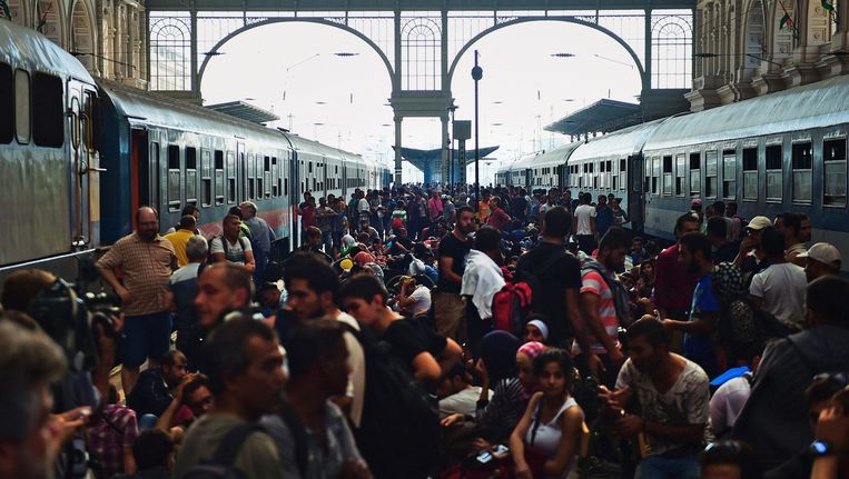 Hongarije weert vluchtelingen van belangrijkste treinstation - Trouw