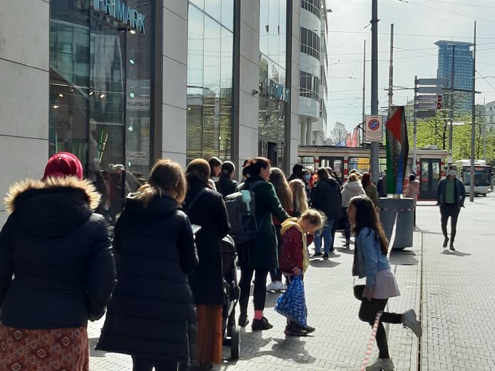 Drie kwartier wachten voor de Primark, maar allemaal positieve mensen: ,,Het mag weer zonder afspraak.”