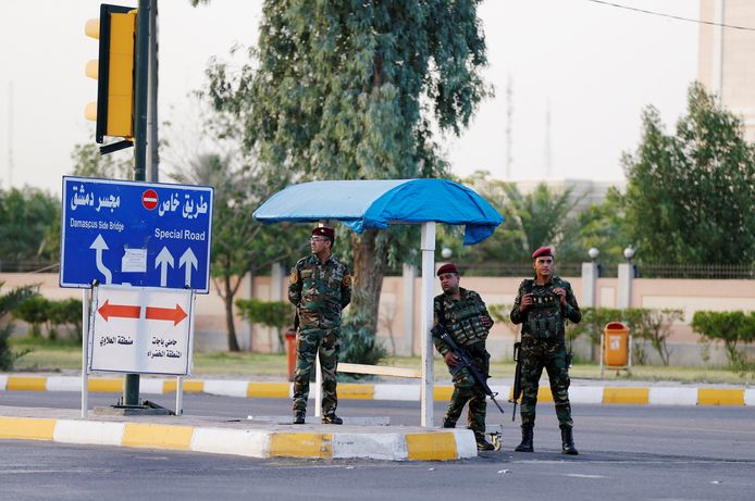 Irakese veiligheidsofficiers staan op wacht in de Groene Zone in Bagdad. Archieffoto.