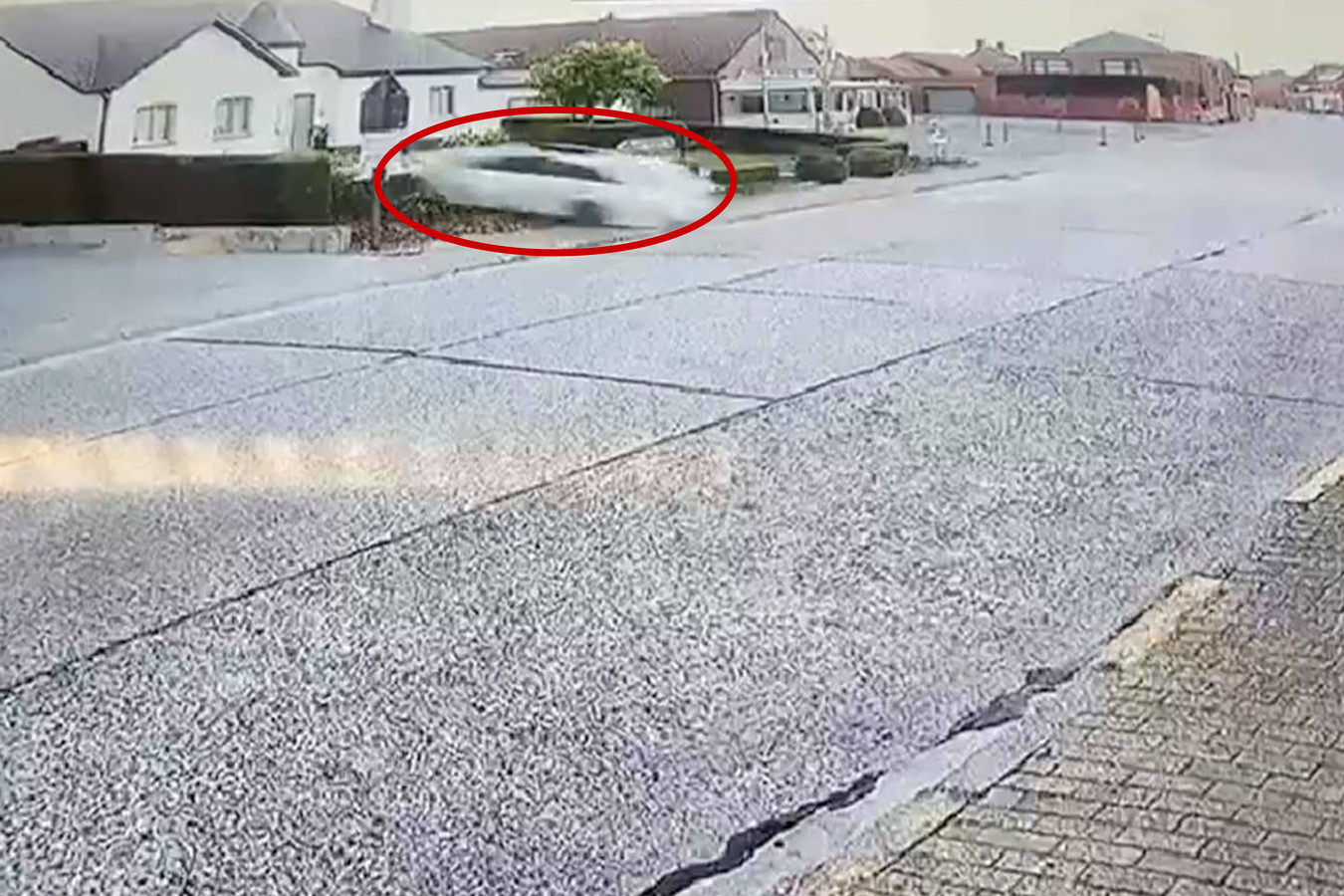 KIJK. Auto vliegt door voortuin en knalt tegen gevel bestuurder