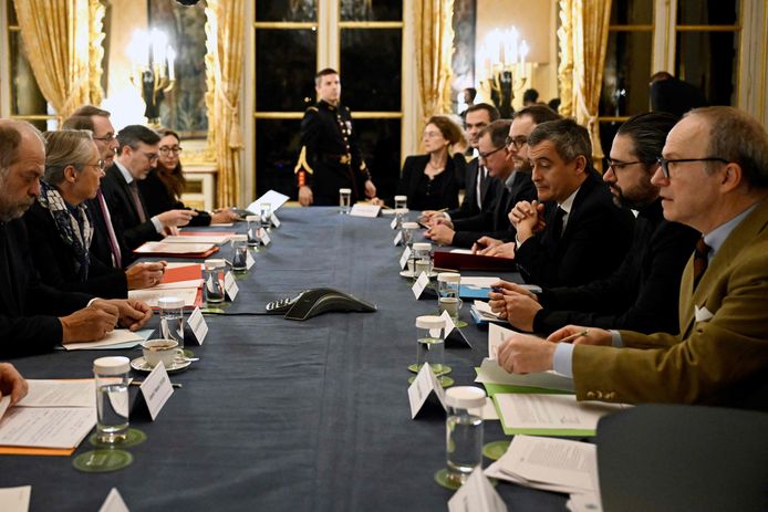 Minister Darmanin (3eR) tijdens een vergadering na de mesaanval met onder meer de Franse premier Élisabeth Borne (2eL) en andere ministers.