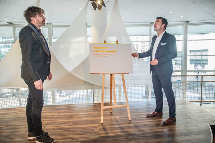 Johannes Leertouwer (Links) en wethouder Robert van Asten bij de presentatie van het Meerjarenbeleidsplan Kunst en Cultuur 2021-2024.