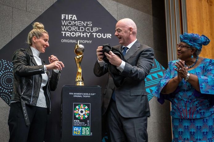 De Duitse aanvalster Anja Mittag (links), FIFA-voorzitter Gianni Infantino en directeur-generaal van de WTO Ngozi Okonjo-Iweala (rechts) onthullen de WK-trofee