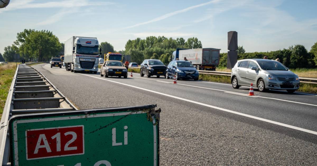 Forse file op A12 door aanrijding tussen drie autos, vertraging bijna uur.