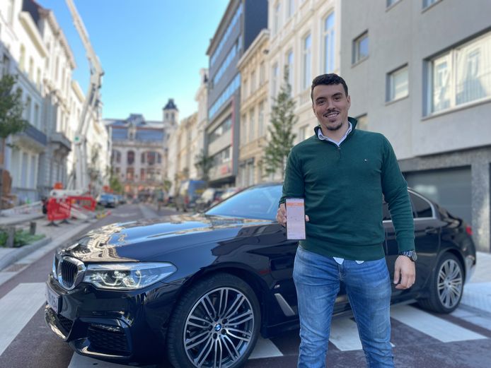 Ilyass Sarrokh (28) is inmiddels zeven jaar taxichauffeur. Tijd voor een eigen app, dacht hij.