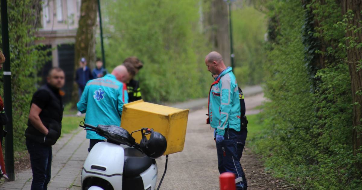 Pizzabezorger gewond bij botsing in Son en Breugel, politie bezorgt pizza’s bij juiste adres.