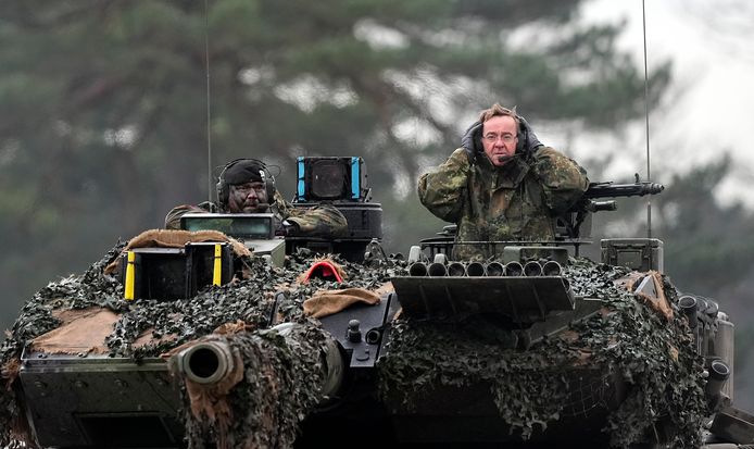 Duits minister van Defensie Boris Pistorius in een Leopard 2-tank.