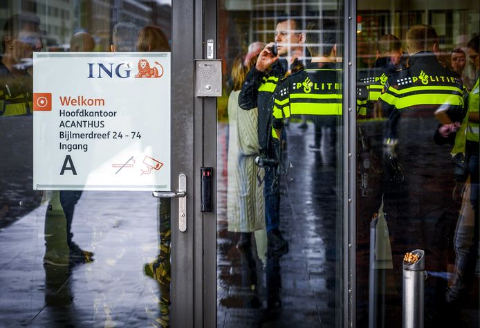 In een hoofdkantoor van ING aan de Bijlmerdreef in Amsterdam-Zuidoost is een bombrief ontploft. Het was een kleine ontploffing en er is niemand gewond geraakt.