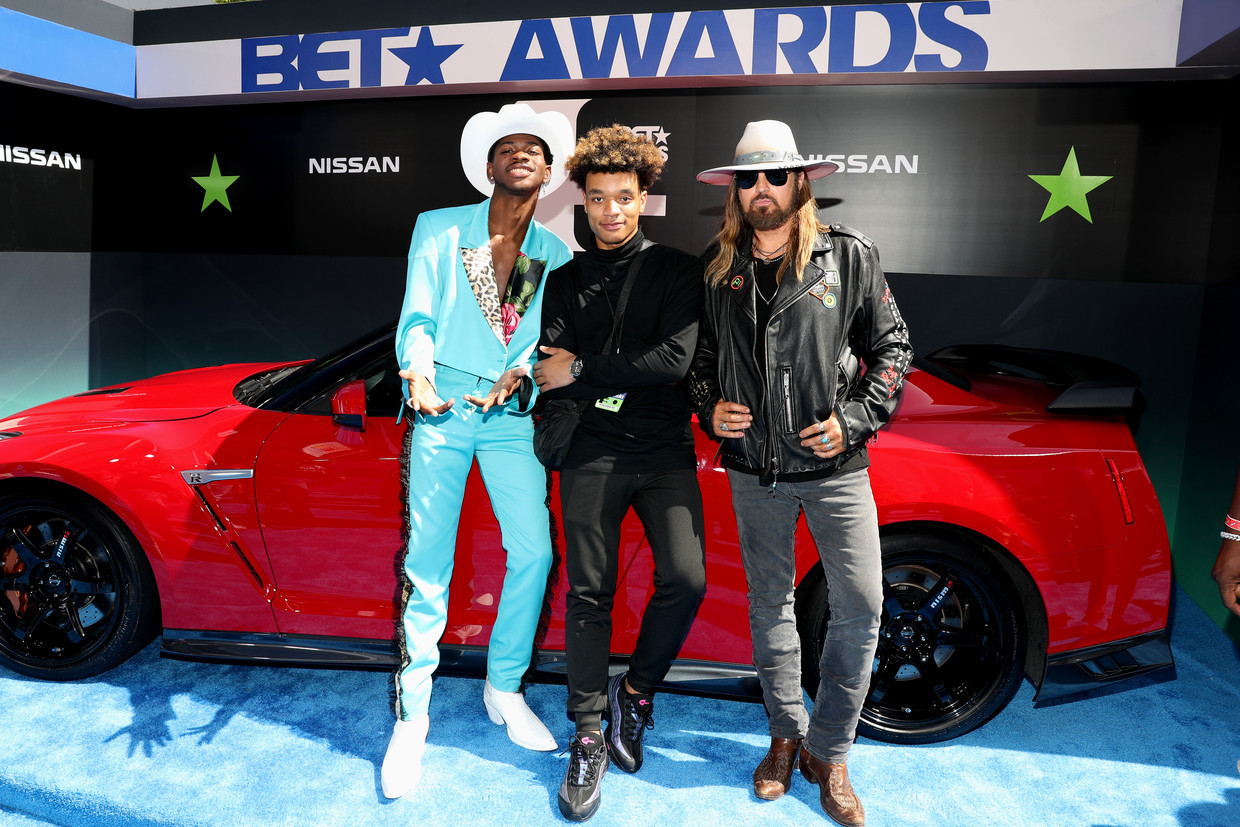 Lil Nas X (l), YoungKio (m), and Billy Ray Cyrus bij de de BET Awards 2019.  Beeld Getty Images for BET
