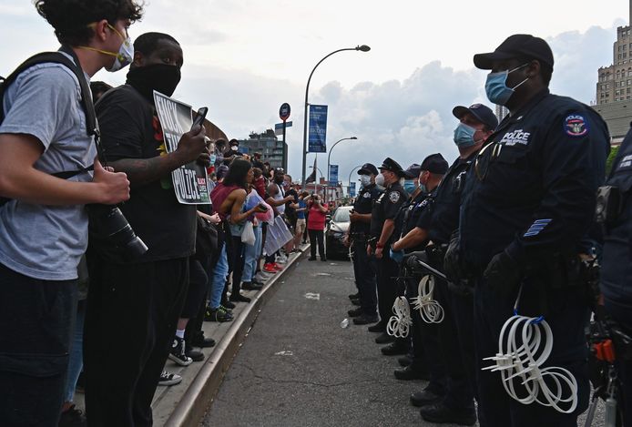 Politie en manifestanten staan lijnrecht tegenover elkaar in New York. (29/05/2020)