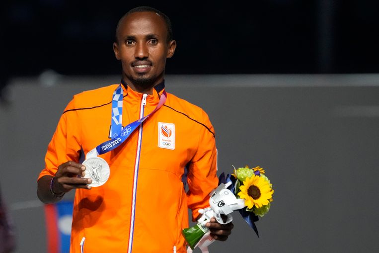 Nageeye poseert met zijn medaille in Tokio. Beeld AP