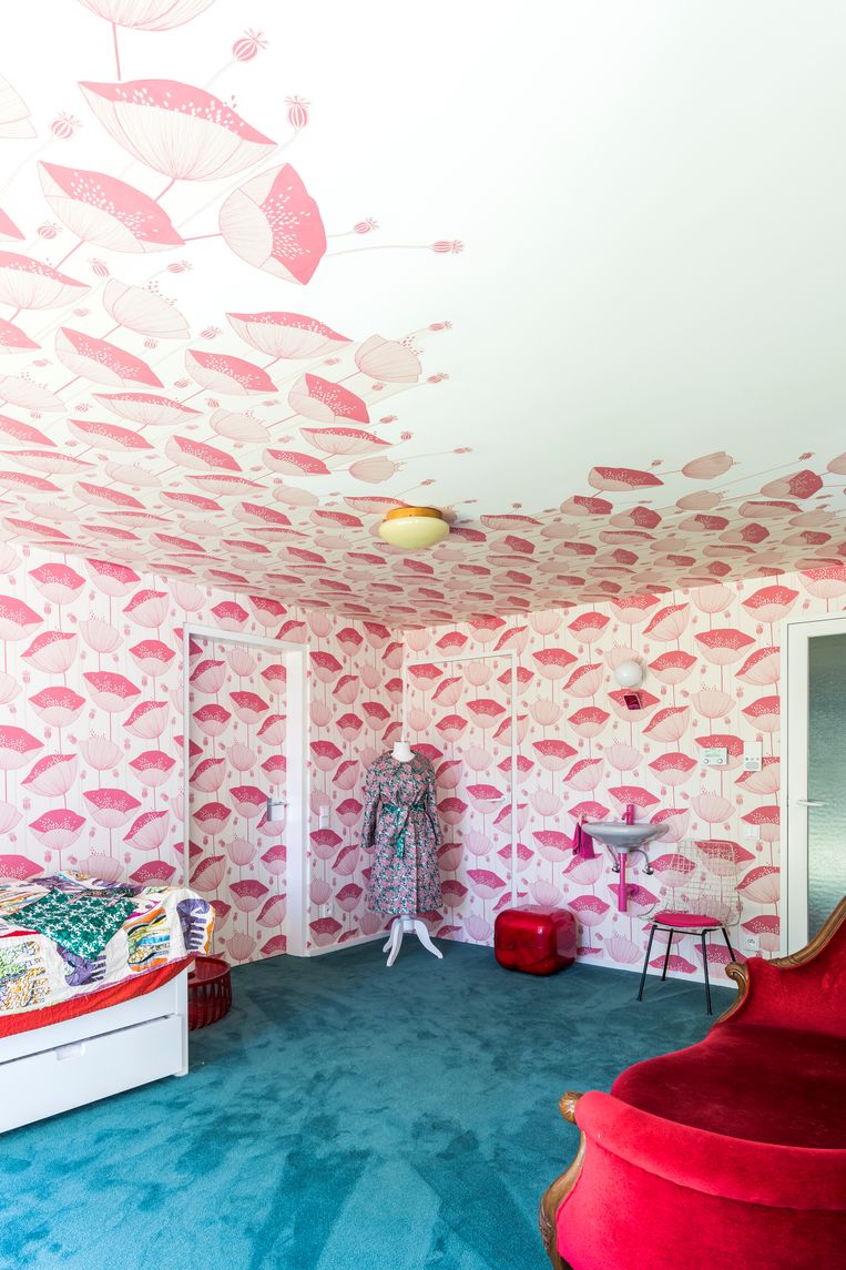 In de polyvalente leefruimte loopt het lotusbehang door over het plafond. Deze ruimte kan makkelijk omgebouwd worden tot een appartement. Beeld Luc Roymans