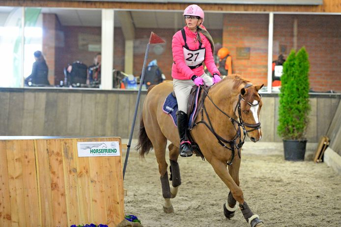 Madeleine Brugman in actie tijdens Indoor Eventing Twente. Dit vond zaterdag en zondag voor de derde keer plaats.