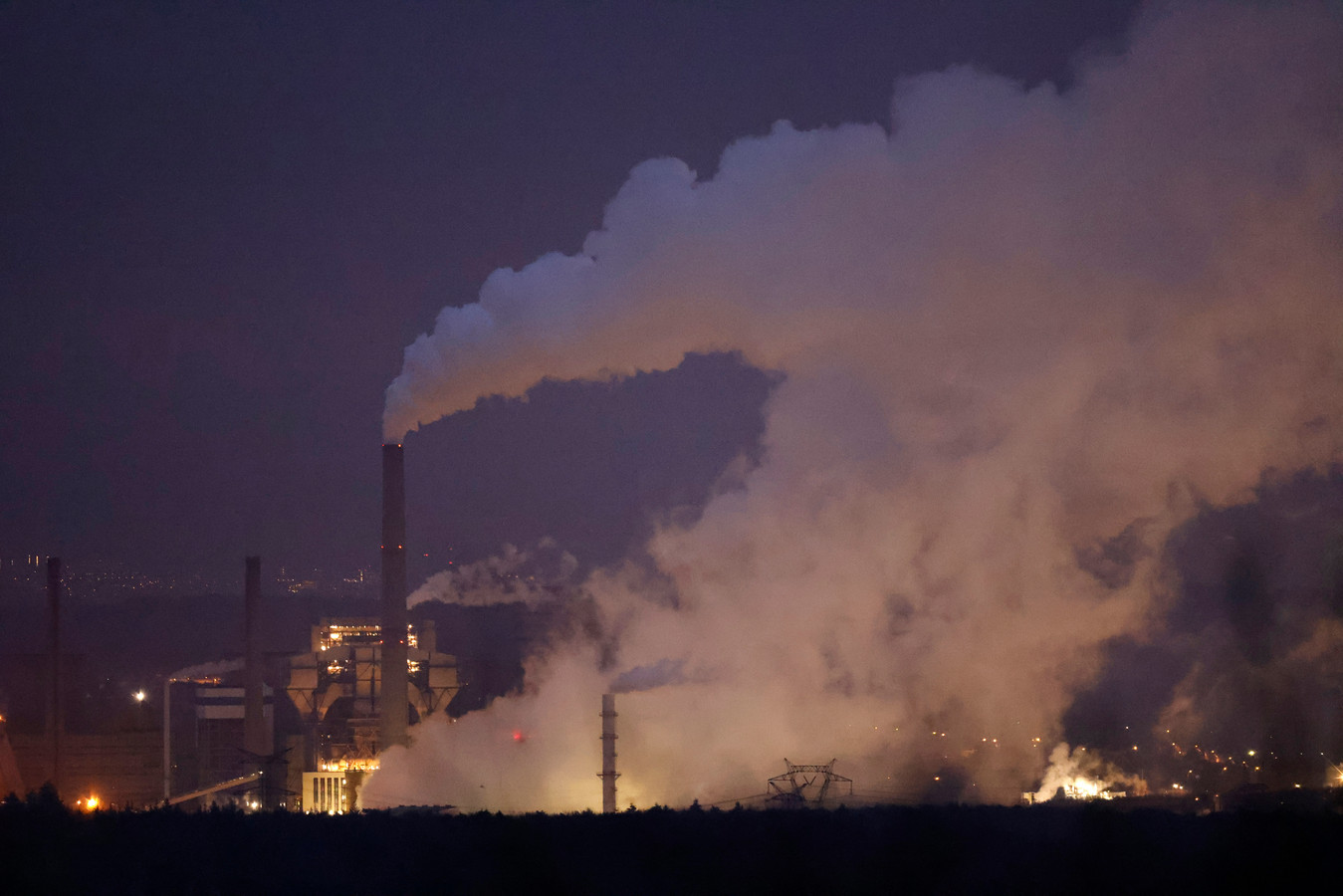 De la fumée s'échappe de la centrale de charbon Emile-Huchet, en France.