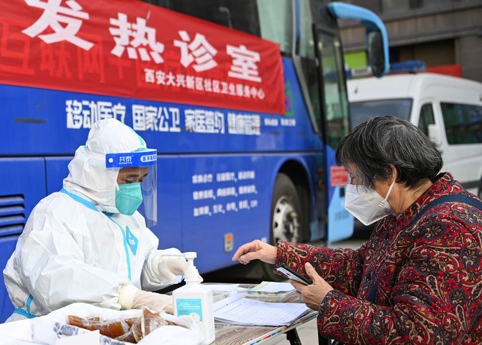 Een burger doet een beroep op het medisch personeel bij een 'fever clinic' in het Chinese district Lianhu.