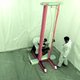Kijker beslist of schaap met guillotine onthoofd wordt