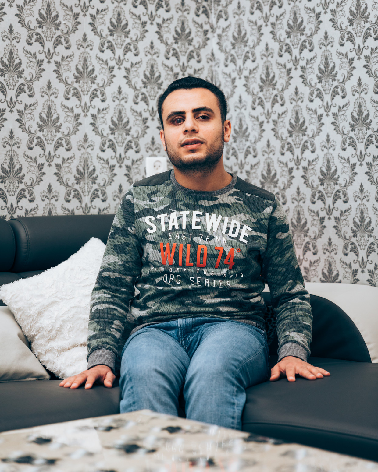 Hossam Althakali  (26) uit Syrië kreeg te horen dat er te weinig aanmeldingen waren bij de ene school die hem taalles wilde geven. Nu wacht hij al zeven maanden. Beeld Rebecca Fertinel