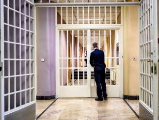 Geïnterneerde slaat met glazen pot choco op hoofd van cipier in Gentse gevangenis: “Drie andere gedetineerden schoten te hulp”