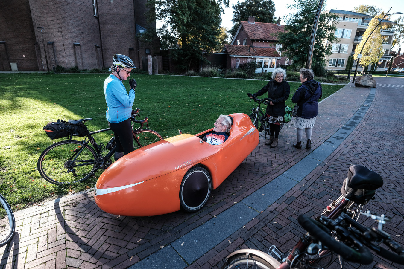 Uitgezwaaid door familie, vrienden en enkele tientallen schoolkinderen begon Tonnie Stoltenborg (69) uit Aalten donderdag aan een 1000 kilometer lange tocht per ligfiets naar Grenoble.
