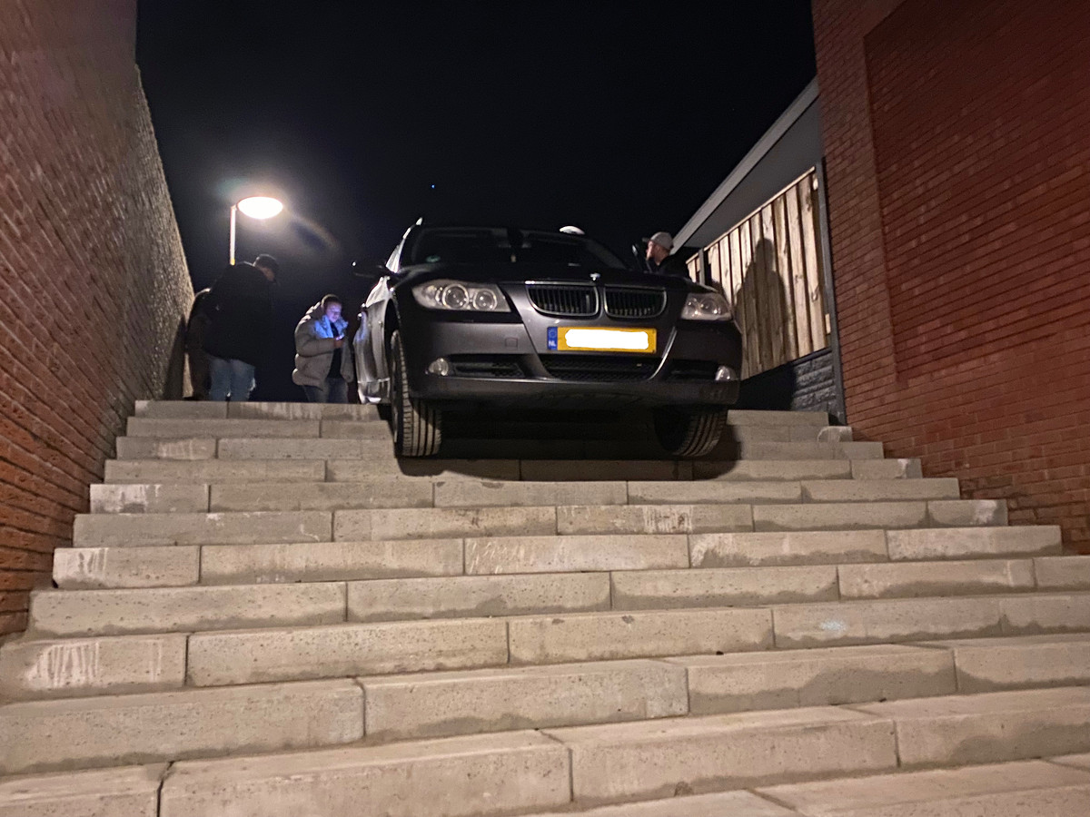 Een auto zit zondagavond klem op de nieuwe betonnen trap in Lelystad.