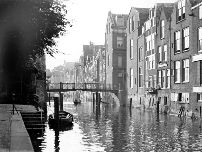 De Pelserbrug rond 1930, weinig verschil met nu. Op de plek van het hoogste pand (met de ingang aan de Voorstraat) stond het huis van de weduwe Revier dat rond 1887 werd vervangen.
