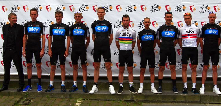 Team Sky presenteert zich eind juni 2012 voor de start van de Tour de France. Bradley Wiggins (tweede van links) zou die Tour winnen. Beeld AFP