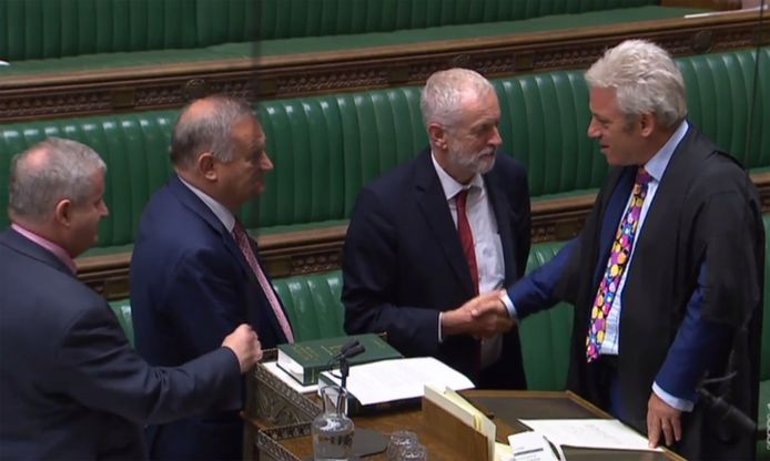 Na de opschorting schudt de Britse Labourleider Speaker of the House John Bercow de hand.
