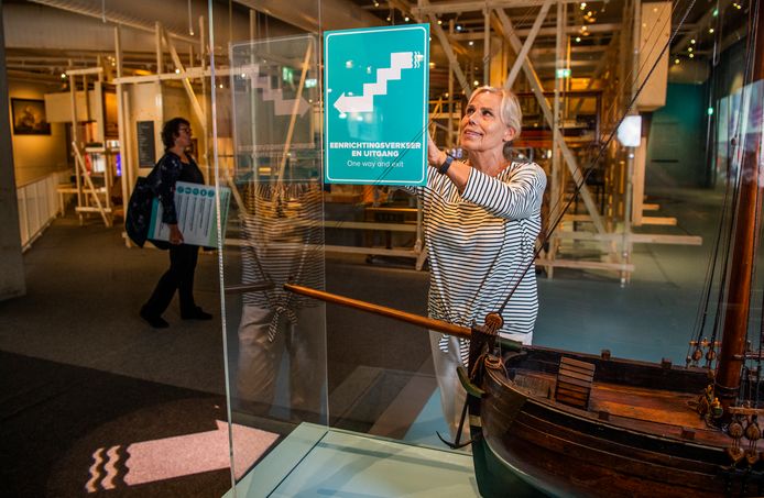 Het Maritiem Museum maakt zich klaar om weer open te gaan voor publiek in de 1,5 metersamenleving. Er zijn borden en pijlen geplaatst.